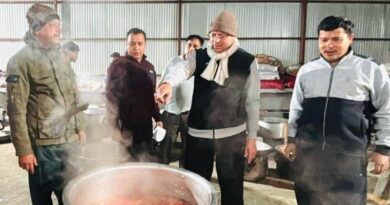 विधानसभा सत्र में सहयोग दे रहे कर्मचारियों से मिले मुख्यमंत्री धामी