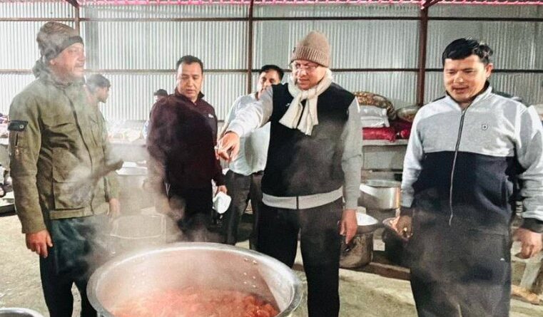 विधानसभा सत्र में सहयोग दे रहे कर्मचारियों से मिले मुख्यमंत्री धामी