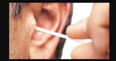 कान साफ करने के लिए ईयरबड्स का उपयोग पड़ सकता है भारी, डॉक्टरों की चेतावनी