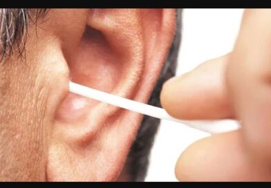 कान साफ करने के लिए ईयरबड्स का उपयोग पड़ सकता है भारी, डॉक्टरों की चेतावनी