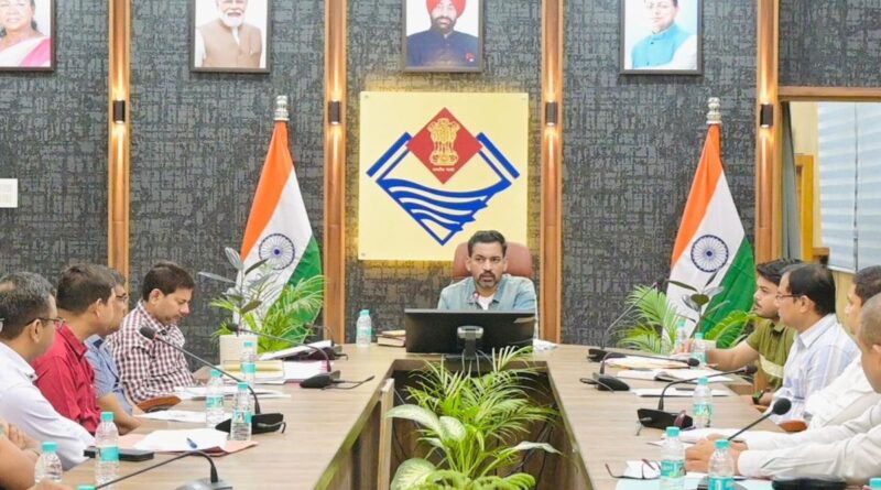 डीएम ने जनहित परियोजनाओं, सड़क सुधार और जलनिकासी कार्यों का लिया जायजा