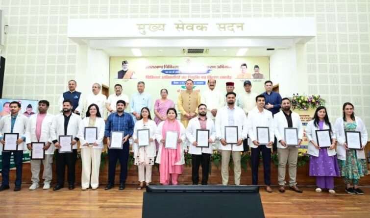 मुख्यमंत्री धामी ने 307 चयनित अभ्यर्थियों को दिए नियुक्ति पत्र