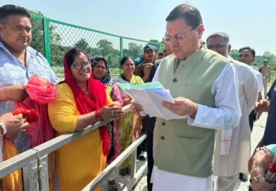 लोहियाहेड हेलीपैड पहुंचे मुख्यमंत्री धामी, जनता की समस्याएं सुन दिए समाधान के निर्देश