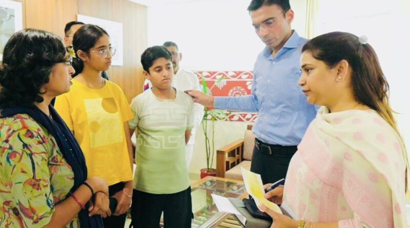 कैंसर से जूझ रही विधवा महिला की सहायता के लिए आगे आया जिला प्रशासन