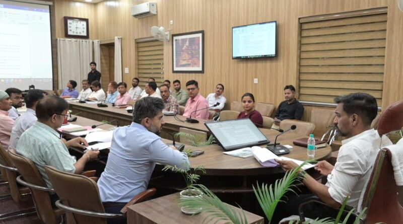 गंगा संरक्षण और स्वच्छता कार्यों में लापरवाही पर होगी सख्त कार्रवाई— डीएम