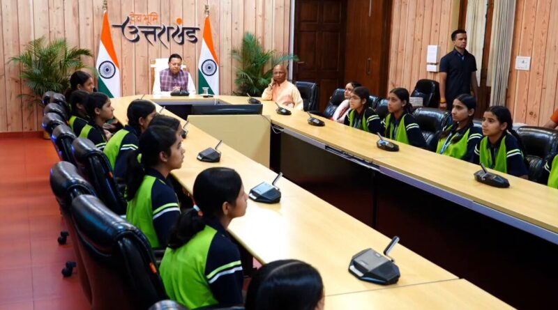 ‘मन की बात’ कार्यक्रम में बालिकाओं के साथ शामिल हुए मुख्यमंत्री धामी
