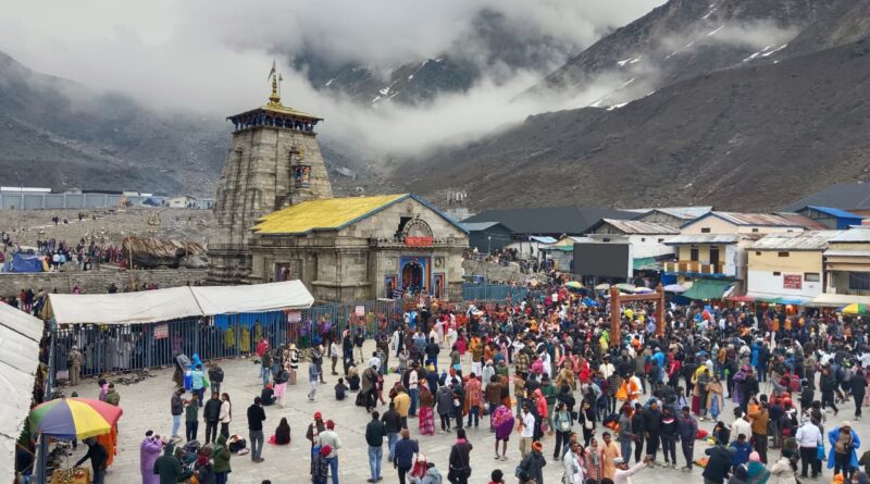 केदारनाथ धाम यात्रा 2026: बेहतर इंतज़ामों के बीच उमड़ी श्रद्धालुओं की भीड़
