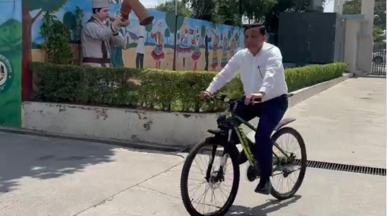 पर्यावरण संरक्षण का संदेश देकर साइकिल से ऑफिस पहुंचे बंशीधर तिवारी