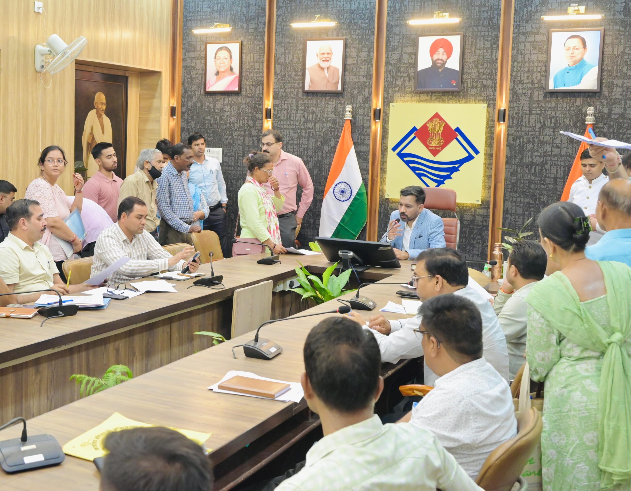 समाधान दिवस पर डीएम ने सुनी 171 फरियादियों की समस्याएं, अधिकांश मामलों का ऑन द स्पॉट निस्तारण