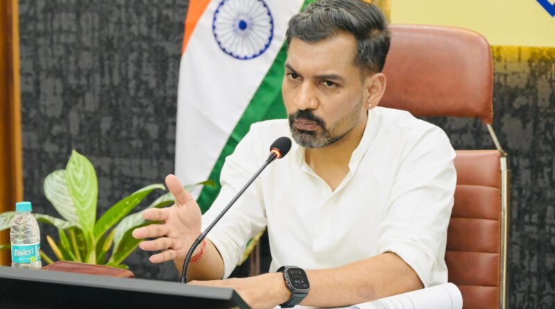 राज्य एवं राष्ट्रीय महत्व की परियोजनाओं में लापरवाही नहीं होगी स्वीकार: डीएम चौहान