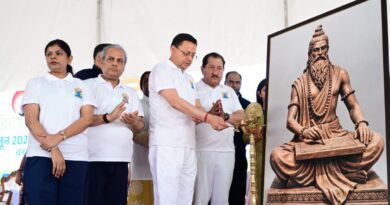 बनबसा में मुख्यमंत्री ने किया योगाभ्यास, नियमित योग अपनाने का दिया संदेश