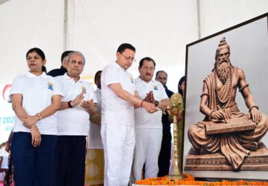 बनबसा में मुख्यमंत्री ने किया योगाभ्यास, नियमित योग अपनाने का दिया संदेश