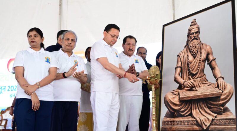 बनबसा में मुख्यमंत्री ने किया योगाभ्यास, नियमित योग अपनाने का दिया संदेश