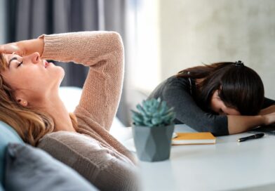 हर समय आती है नींद और रहती है थकान? जानें इसके पीछे की वजह
