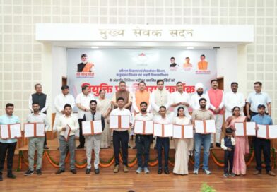 मुख्यमंत्री धामी ने 221 युवाओं को सौंपे नियुक्ति पत्र