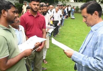 जनता मिलन में आयुक्त दीपक रावत सख्त, भूमि विवाद समेत कई मामलों में दिए त्वरित निर्देश
