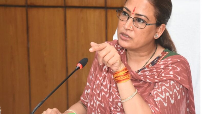 आंगनबाड़ी कार्यकत्रियां एसआईआर के साथ विभागीय दायित्वों का भी करें निर्वहन : रेखा आर्या