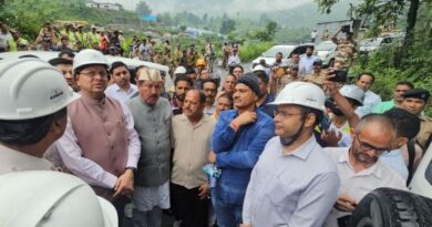 खराब मौसम के बावजूद पीपलकोटी पहुंचे मुख्यमंत्री धामी