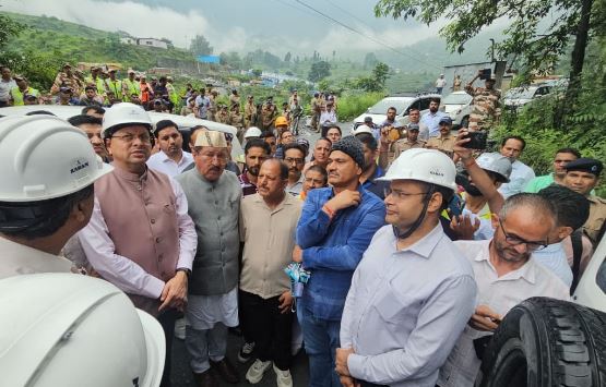 खराब मौसम के बावजूद पीपलकोटी पहुंचे मुख्यमंत्री धामी
