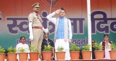 मुख्यमंत्री धामी ने परेड ग्राउंड में किया ध्वजारोहण, देशवासियों को दी शुभकामनाएं