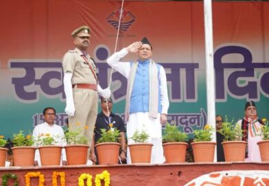 मुख्यमंत्री धामी ने परेड ग्राउंड में किया ध्वजारोहण, देशवासियों को दी शुभकामनाएं