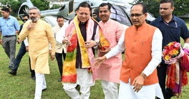 उत्तराखंड पहुंचे शिवराज सिंह चौहान, मुख्यमंत्री धामी ने की अगवानी