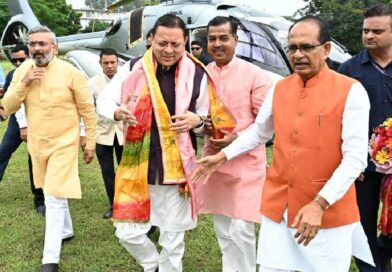 उत्तराखंड पहुंचे शिवराज सिंह चौहान, मुख्यमंत्री धामी ने की अगवानी