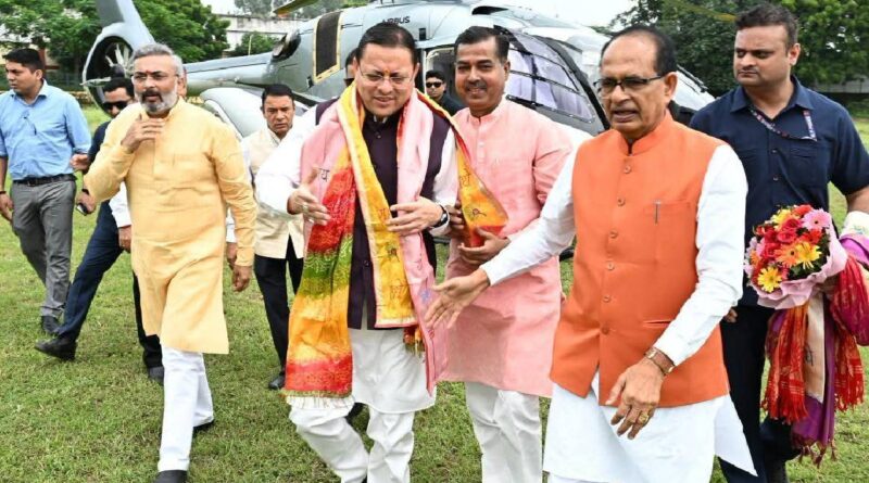उत्तराखंड पहुंचे शिवराज सिंह चौहान, मुख्यमंत्री धामी ने की अगवानी