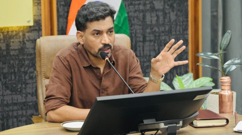 नदियों में कूड़ा फेंकने वालों पर होगी FIR, डीएम ने अवैध डंपिंग साइट चिह्नित करने के दिए निर्देश