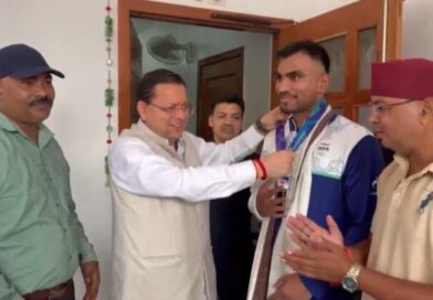 एशियन गेम्स के कांस्य पदक विजेता बॉक्सर कपिल पोखरिया ने CM धामी से की मुलाकात