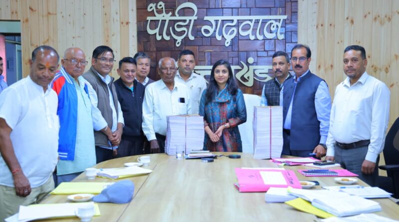 अंतिम मतदाता सूची और प्रथम स्तरीय जांच को लेकर डीएम ने राजनीतिक दलों के प्रतिनिधियों के साथ की बैठक